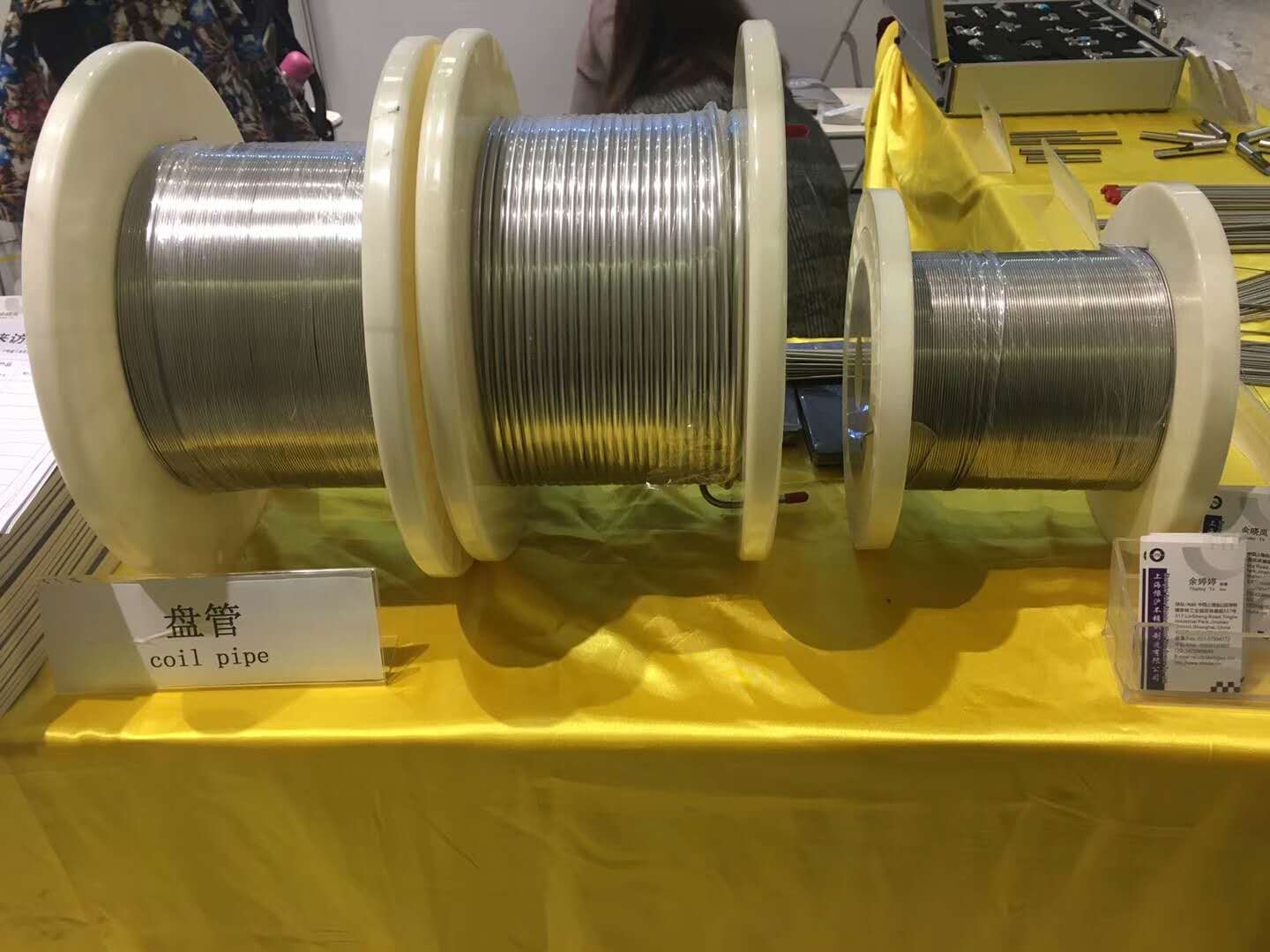 不銹鋼盤管，英文(不銹鋼盤管)，一般為 直徑0.5至20mm，厚度0.1至2.0mm的盤 裝或蚊香裝彎管;廣泛應用于化工，機械， 電子，電力，紡織，橡膠，食品，醫療器材 航空，航天，通信，石油等工業領域